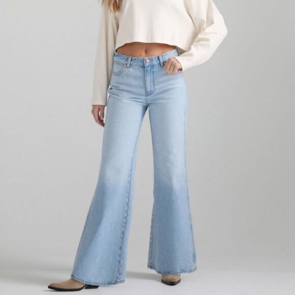 Wrangler Denim - Wrangler Bonnie 683 Sonny light wash loose flare wide leg jeans
